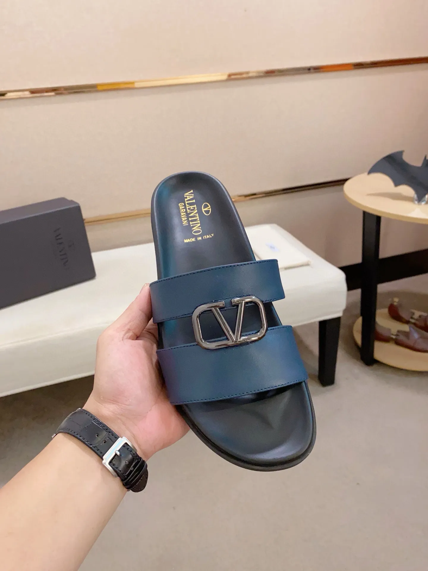 Men's shoes💰: 440💰[Valentino] New men's boutique slippers, counter quality, classic plaid, the actual workmanship is quite complex🔰The uppers are made of imported fabrics➕🐑Sheepskin lining, which tests the craftsman's craftsmanship➕original PU outsole. Size: 38-44 (45 can be customized, non-refundable)